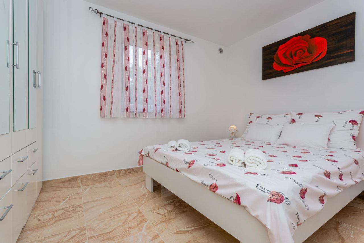 Apartment With A Private Swimming Pool, Garden & Bbq Gostinjac Εξωτερικό φωτογραφία