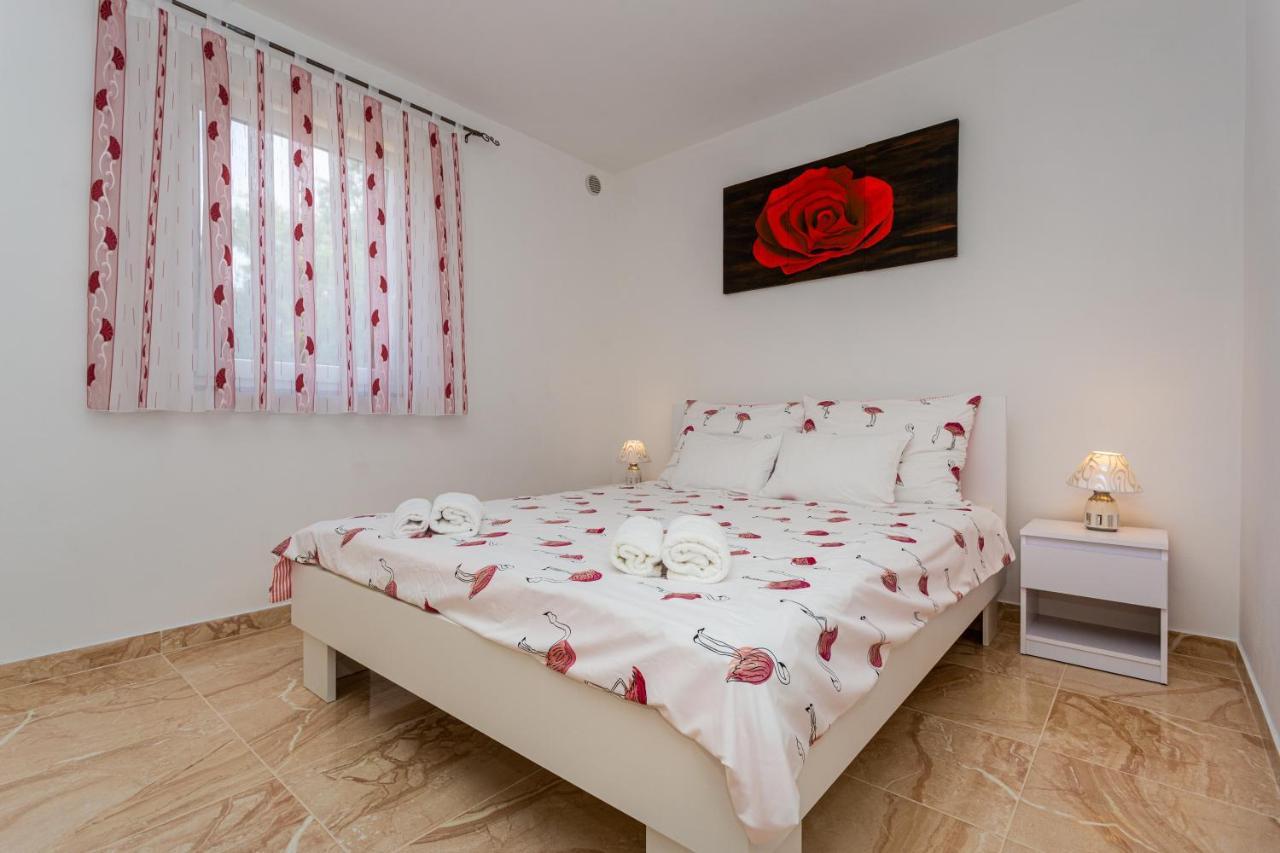 Apartment With A Private Swimming Pool, Garden & Bbq Gostinjac Εξωτερικό φωτογραφία