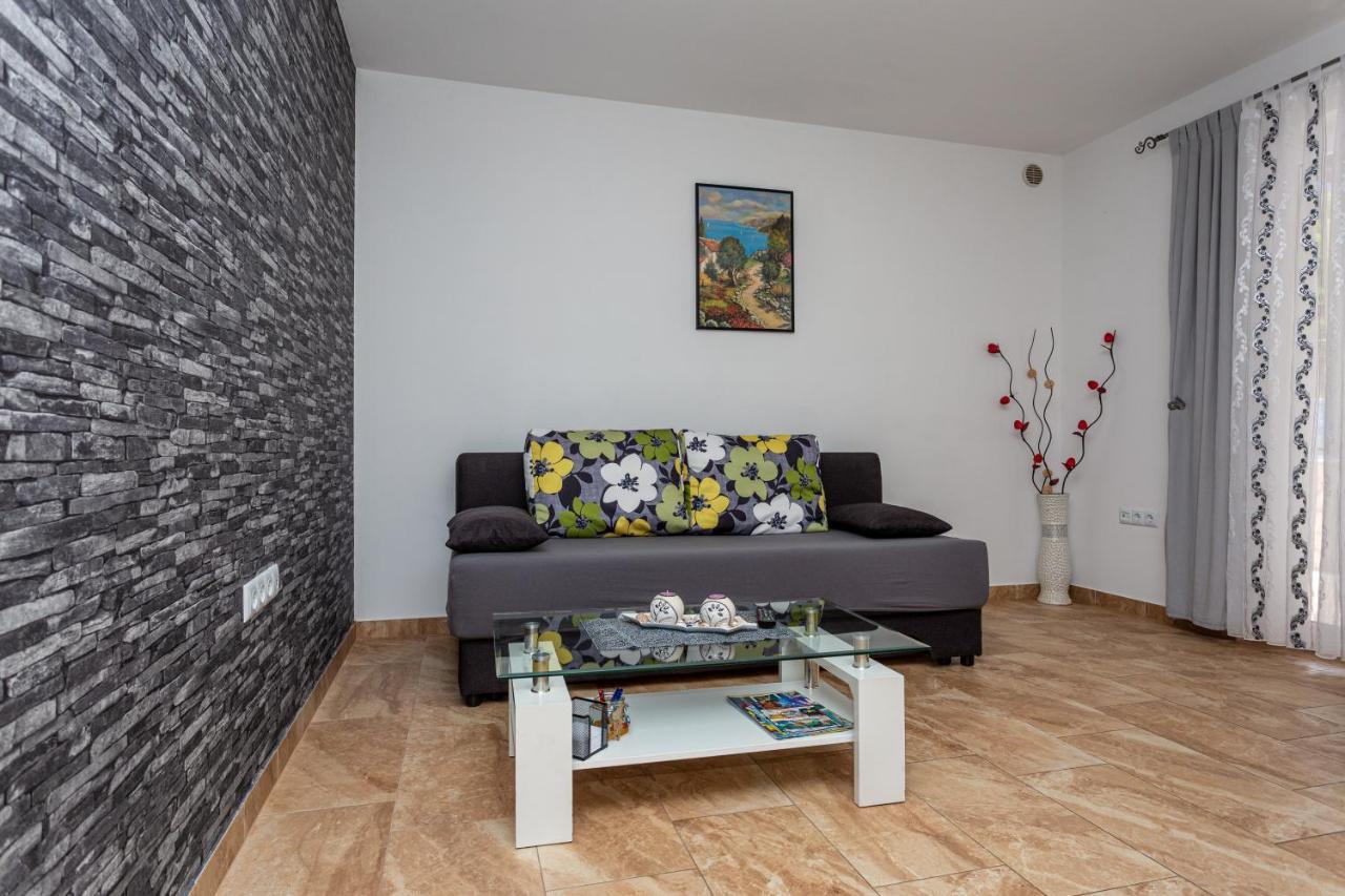 Apartment With A Private Swimming Pool, Garden & Bbq Gostinjac Εξωτερικό φωτογραφία